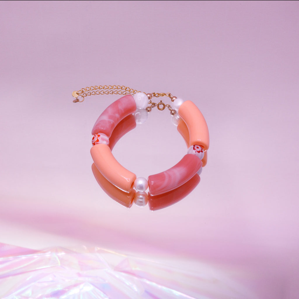 Armband met acryl tubes in roze en oranje met zoetwaterparels en millefiori kralen