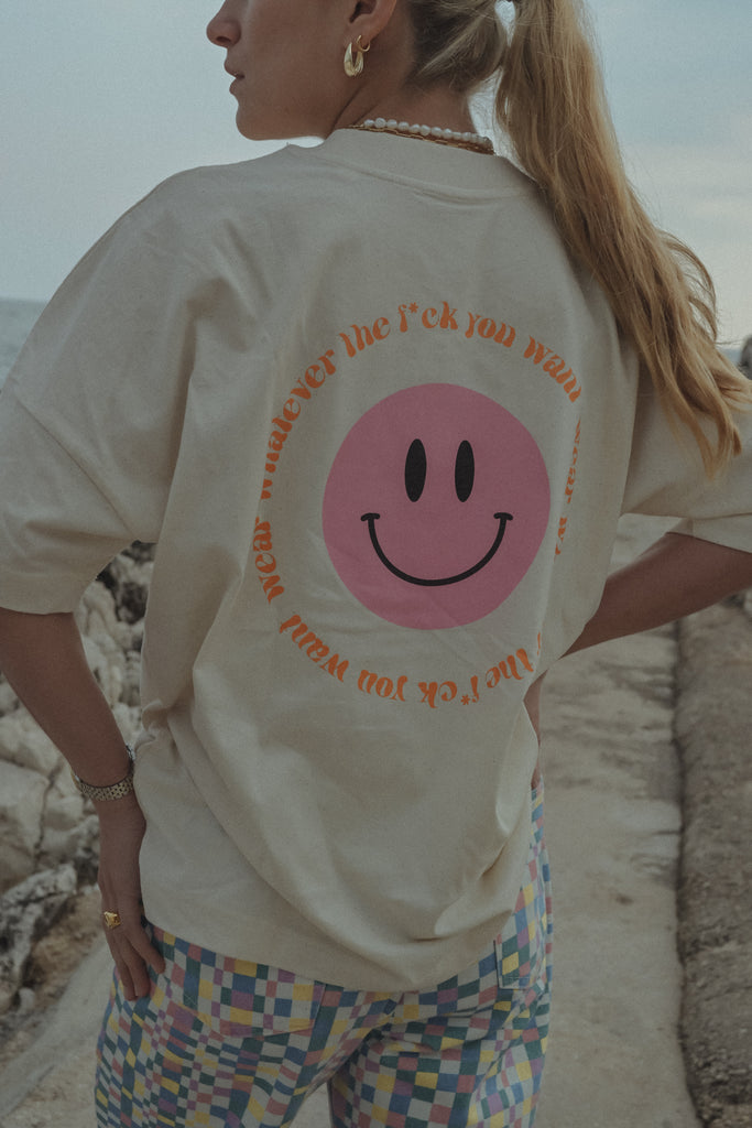 Atelier JEAN unisex en oversized T-shirt met roze smiley aan de voorkant  en tekst + smiley op de achterkant