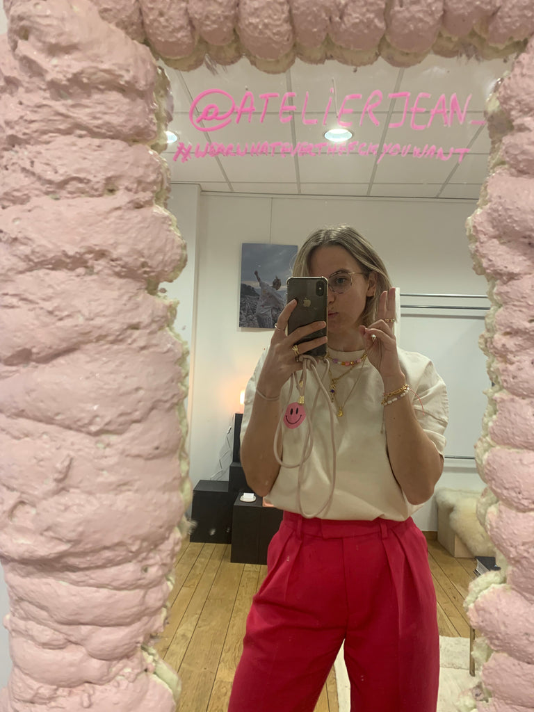 Atelier JEAN unisex en oversized T-shirt met roze smiley aan de voorkant  en tekst + smiley op de achterkant