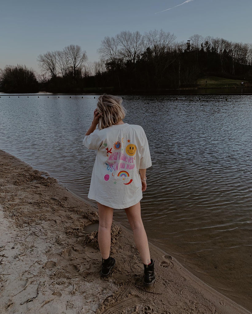 Atelier JEAN unisex en oversized T-shirt met gele smiley aan de voorkant  en tekst met tekeningen aan de achterkant 