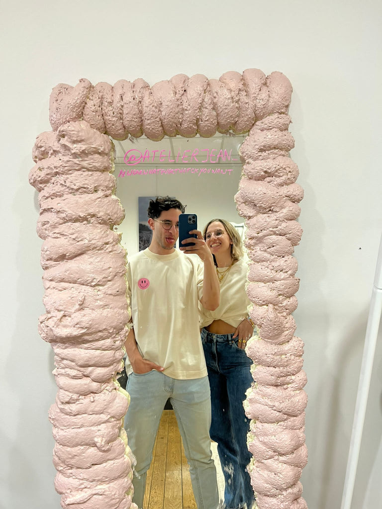 Atelier JEAN unisex en oversized T-shirt met roze smiley aan de voorkant  en tekst + smiley op de achterkant