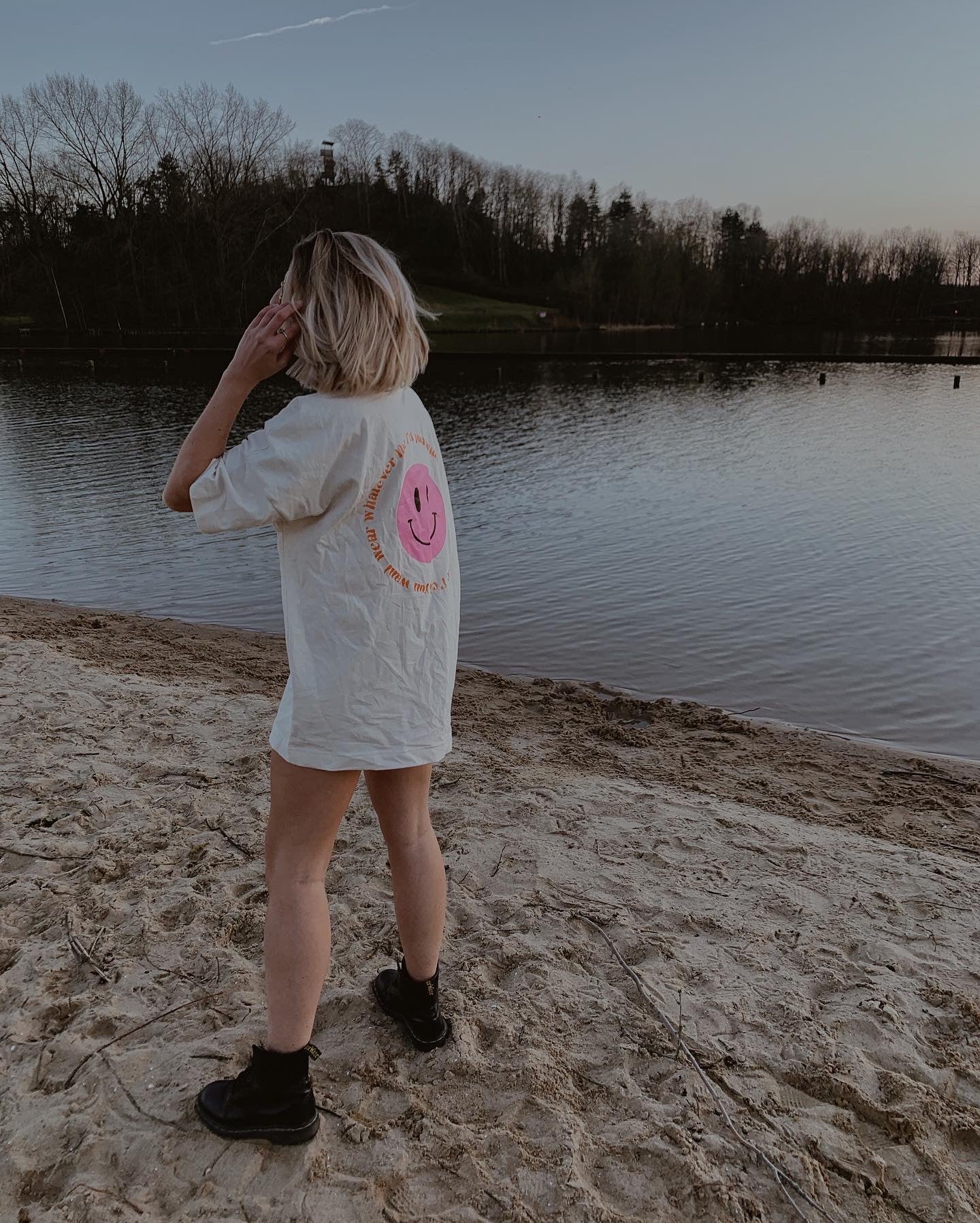 Atelier JEAN unisex en oversized T-shirt met roze smiley aan de voorkant  en tekst + smiley op de achterkant