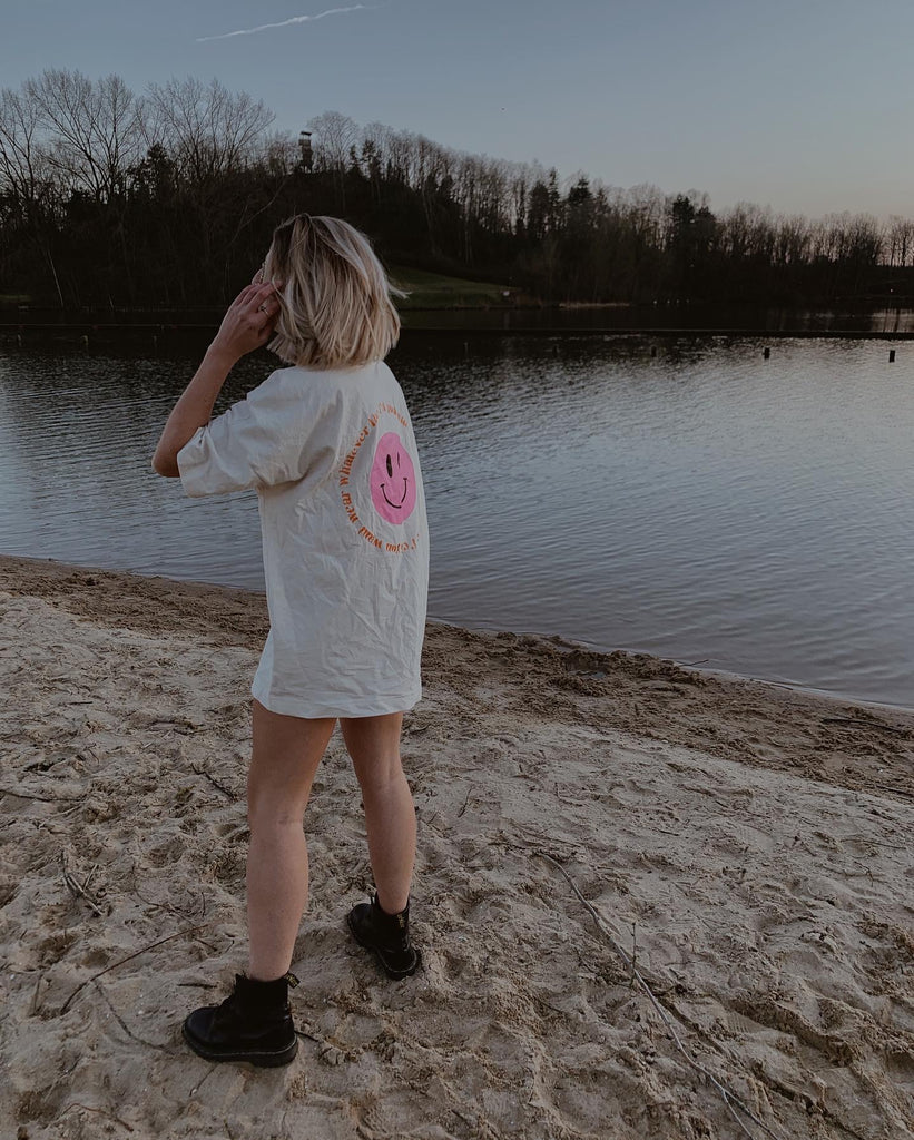 Atelier JEAN unisex en oversized T-shirt met roze smiley aan de voorkant  en tekst + smiley op de achterkant