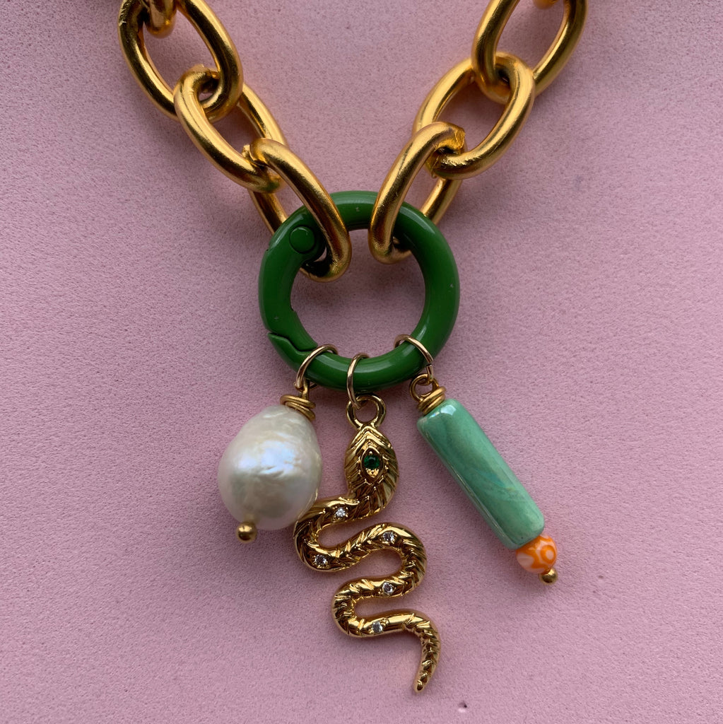 Goudkleurige chunky ketting met groen slot en hangers