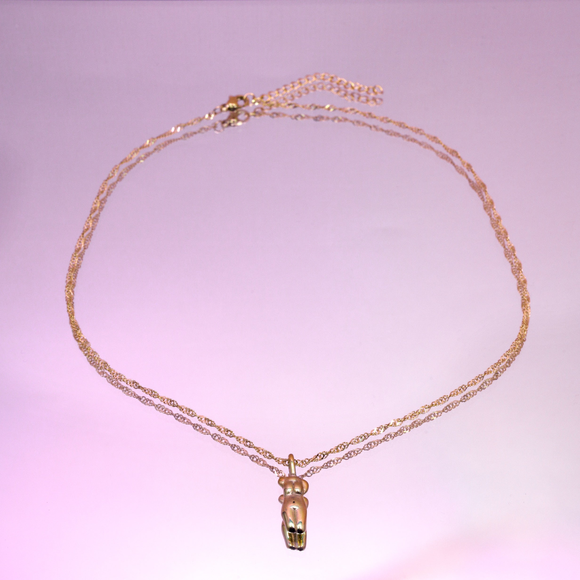 Gedraaide ketting in stainless steel met bedel in de vorm van een lichaam 