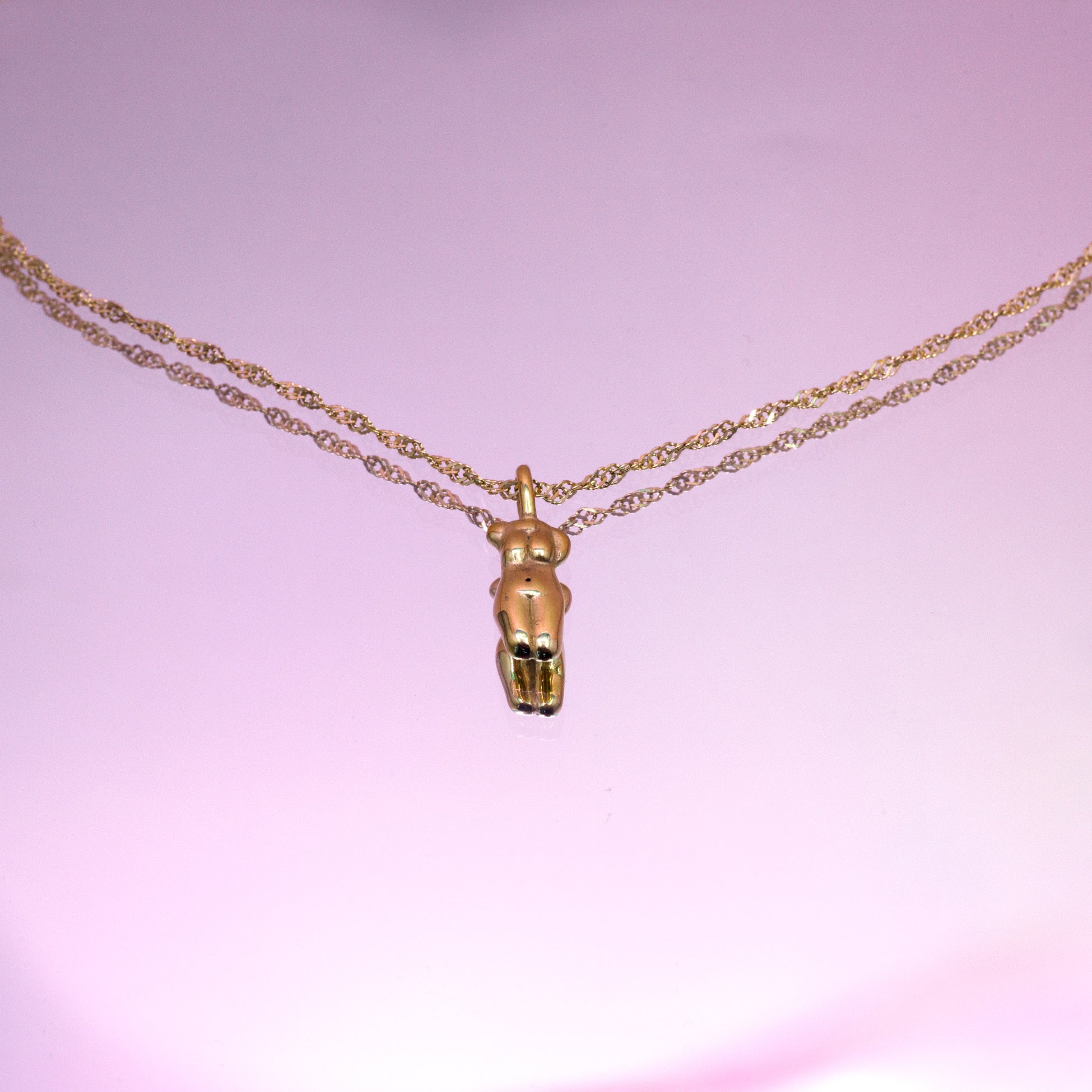 Gedraaide ketting in stainless steel met bedel in de vorm van een lichaam