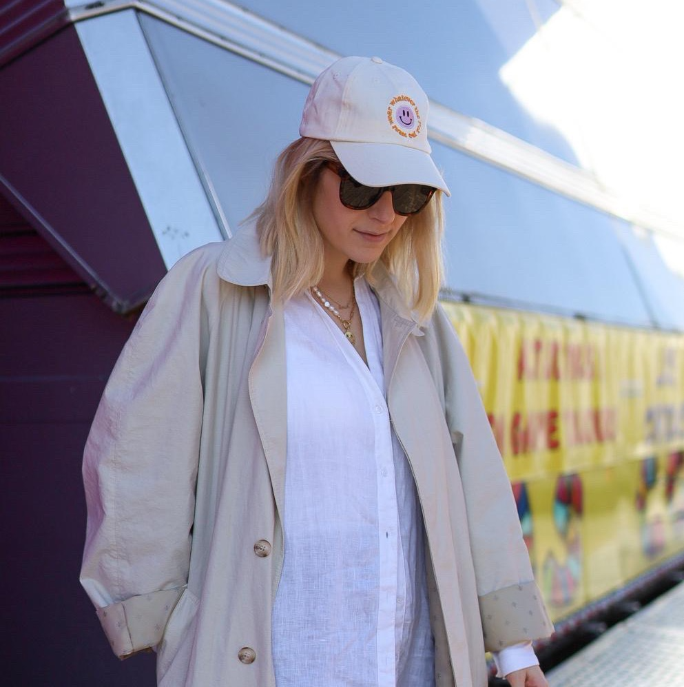 Beige pet met smiley