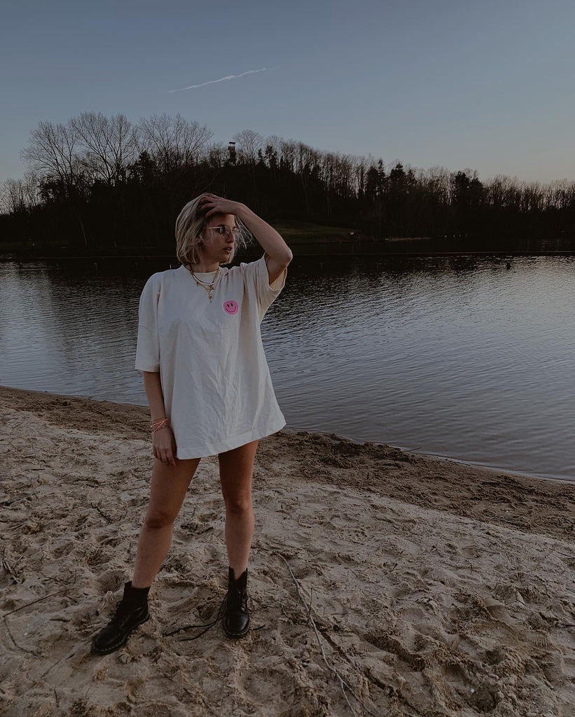 Atelier JEAN unisex en oversized T-shirt met roze smiley aan de voorkant  en tekst + smiley op de achterkant