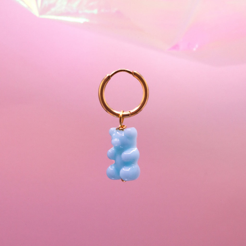 Stainless steel oorbel met blauwe resin gummy bear als hanger