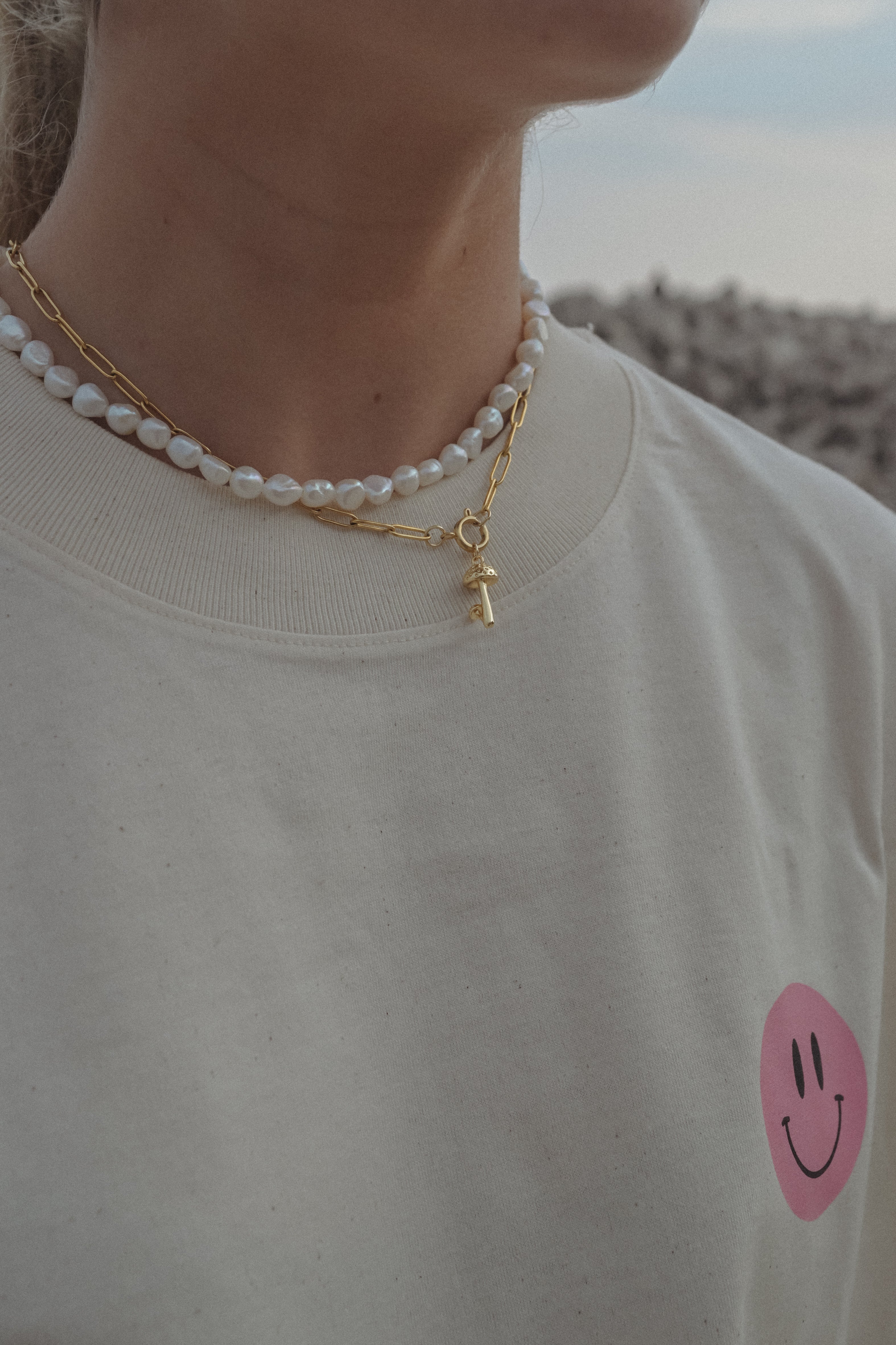 Atelier JEAN unisex en oversized T-shirt met roze smiley aan de voorkant  en tekst + smiley op de achterkant