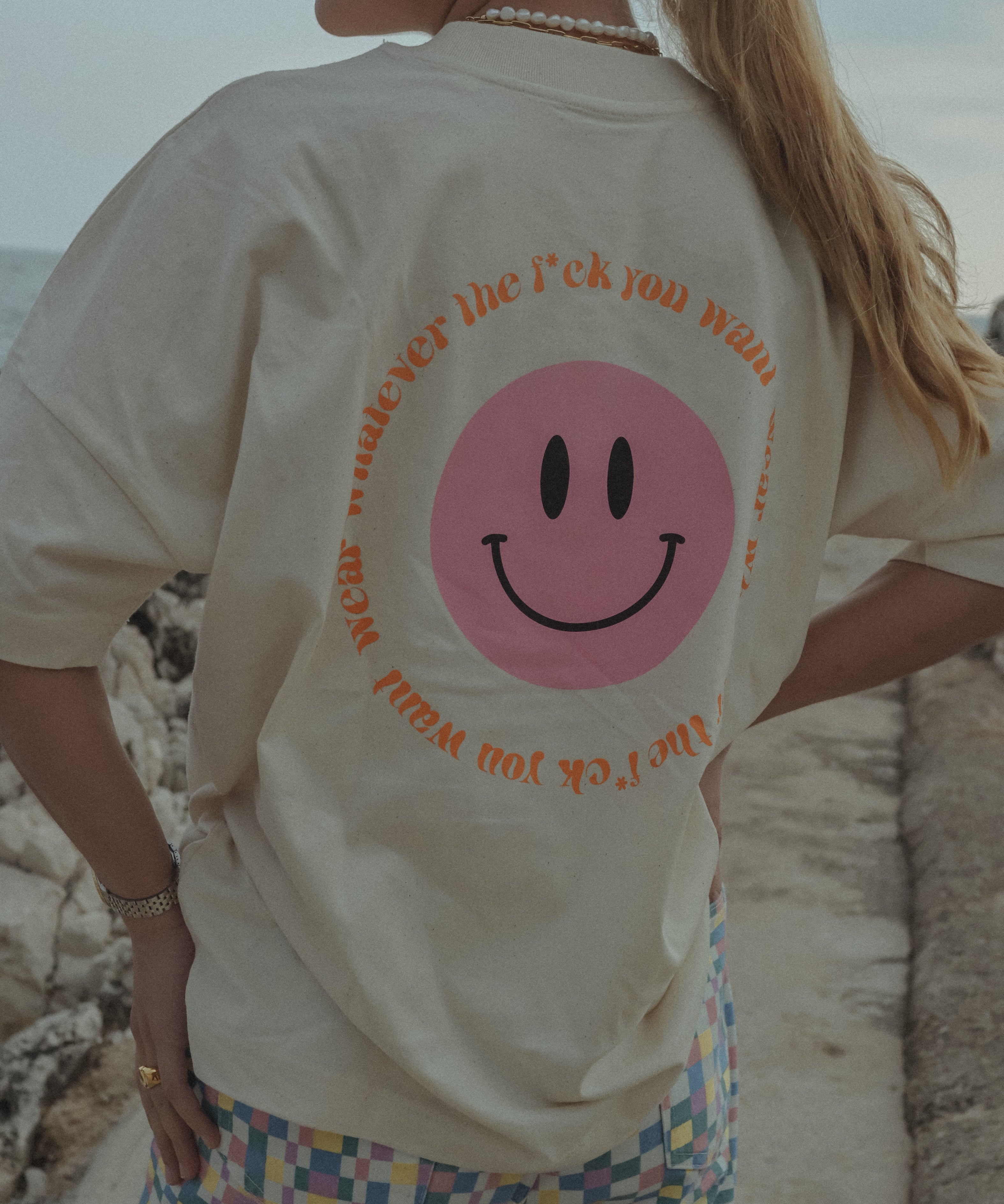 Atelier JEAN unisex en oversized T-shirt met roze smiley aan de voorkant  en tekst + smiley op de achterkant